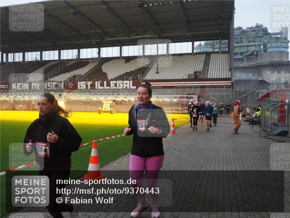 07.12.2025 - St. Pauli X-Mass-Run No. 15 Fabian Wolf http://msf.ph/oto/9370443 07.12.2025 10:02:56 Ziel 442, 443, 885, 918, 936, 943, 1314, 2505, 2780, 2781, 3284, 3417, 3518, 3892 meine-sportfotos.de