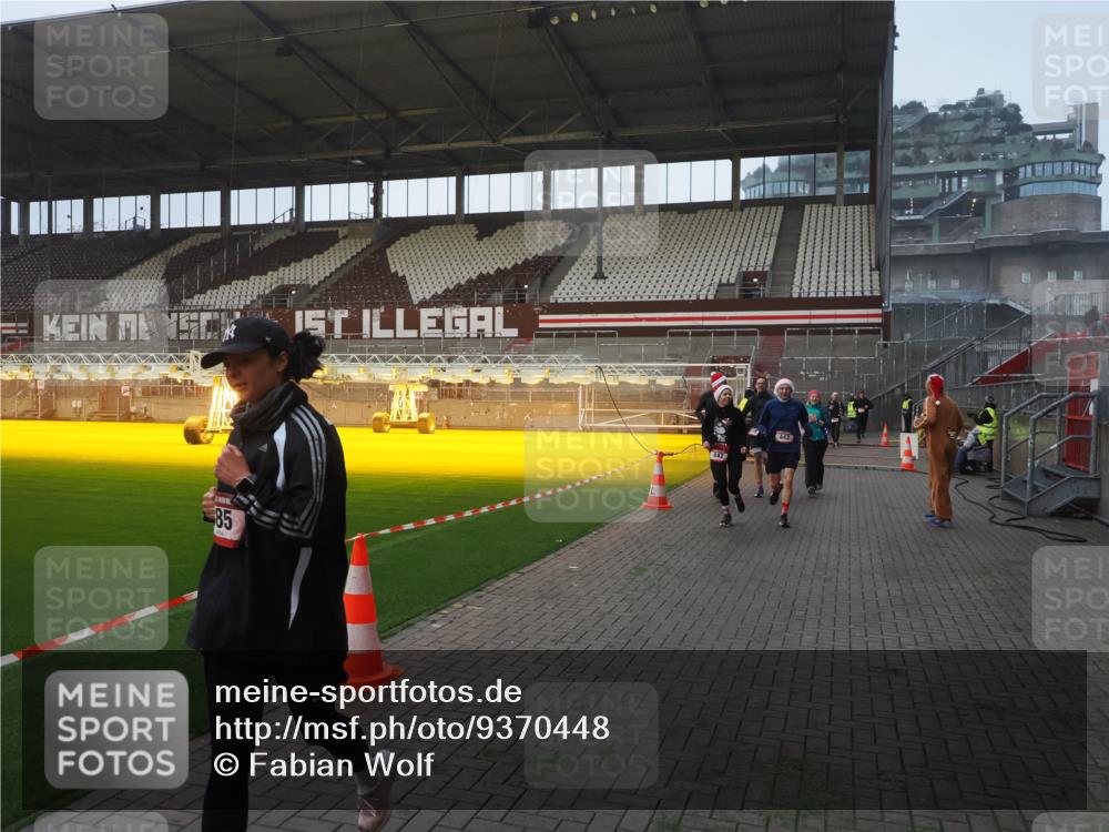07.12.2025 - St. Pauli X-Mass-Run No. 15 Fabian Wolf http://msf.ph/oto/9370448 07.12.2025 10:02:57 Ziel 442, 443, 885, 918, 936, 943, 1314, 2505, 2780, 2781, 3284, 3417, 3518, 3892 meine-sportfotos.de