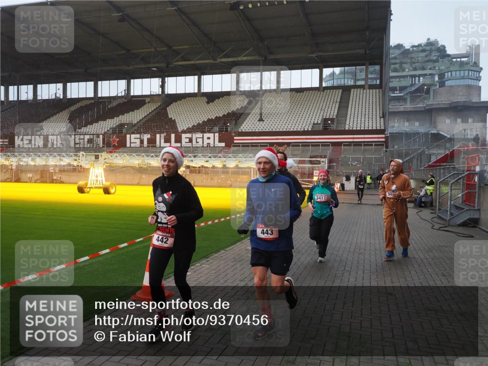 07.12.2025 - St. Pauli X-Mass-Run No. 15 Fabian Wolf http://msf.ph/oto/9370456 07.12.2025 10:02:59 Ziel 177, 442, 443, 885, 918, 936, 943, 956, 1314, 2505, 2780, 3284, 3417, 3518, 3892 meine-sportfotos.de