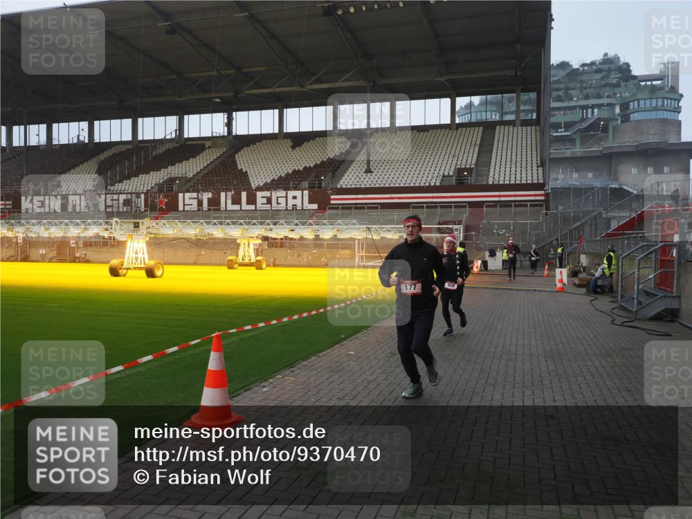 07.12.2025 - St. Pauli X-Mass-Run No. 15 Fabian Wolf http://msf.ph/oto/9370470 07.12.2025 10:03:03 Ziel 177, 442, 443, 885, 918, 936, 943, 956, 1118, 1314, 2505, 3284, 3417 meine-sportfotos.de