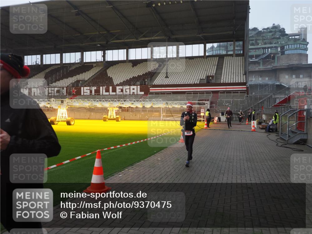 07.12.2025 - St. Pauli X-Mass-Run No. 15 Fabian Wolf http://msf.ph/oto/9370475 07.12.2025 10:03:04 Ziel 177, 442, 443, 885, 918, 936, 943, 956, 1118, 1314, 2505, 3284, 3417 meine-sportfotos.de