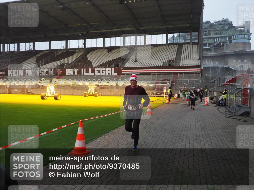 07.12.2025 - St. Pauli X-Mass-Run No. 15 Fabian Wolf http://msf.ph/oto/9370485 07.12.2025 10:03:10 Ziel 177, 442, 443, 460, 936, 943, 956, 963, 965, 1118, 1594, 2505, 2682, 3417 meine-sportfotos.de