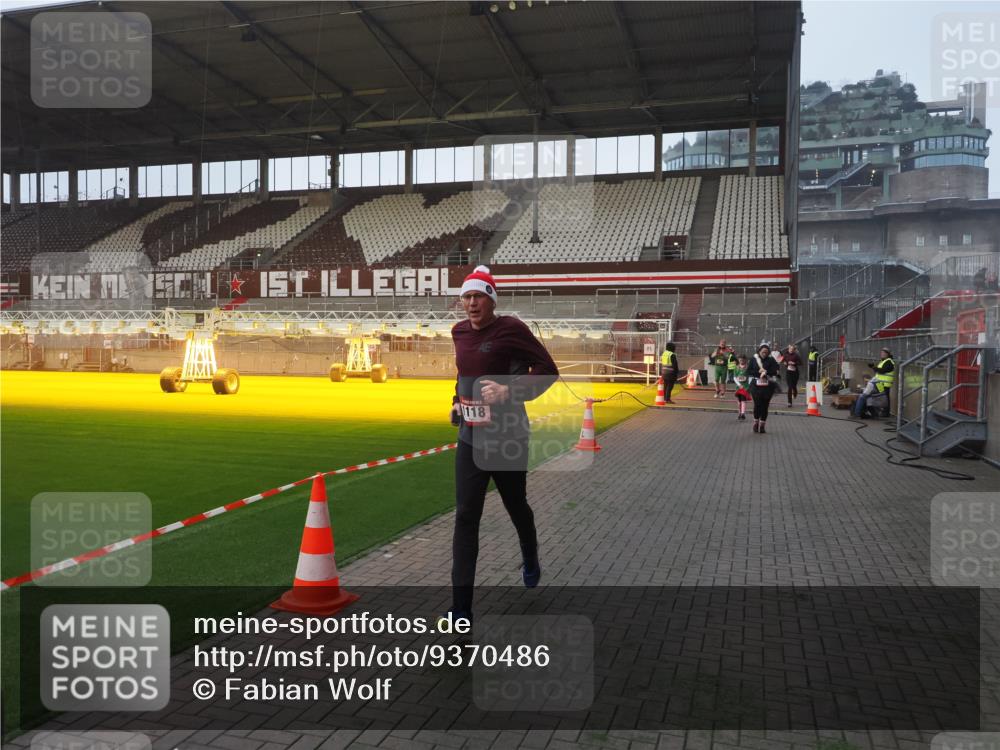 07.12.2025 - St. Pauli X-Mass-Run No. 15 Fabian Wolf http://msf.ph/oto/9370486 07.12.2025 10:03:10 Ziel 177, 442, 443, 460, 936, 943, 956, 963, 965, 1118, 1594, 2505, 2682, 3417 meine-sportfotos.de