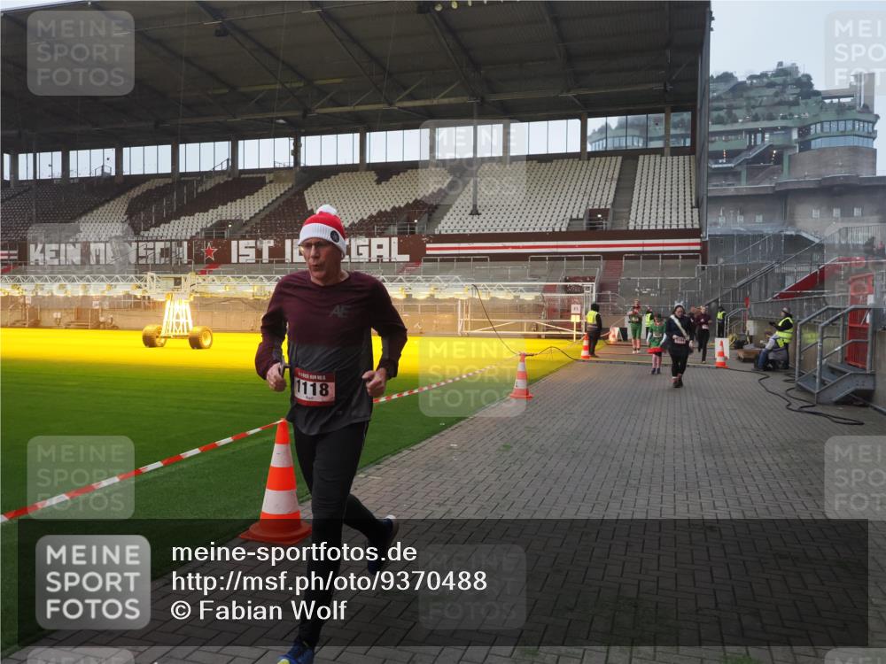07.12.2025 - St. Pauli X-Mass-Run No. 15 Fabian Wolf http://msf.ph/oto/9370488 07.12.2025 10:03:10 Ziel 177, 442, 443, 460, 936, 943, 956, 963, 965, 1118, 1594, 2505, 2682, 3417 meine-sportfotos.de