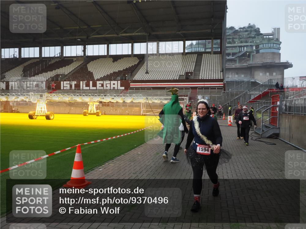 07.12.2025 - St. Pauli X-Mass-Run No. 15 Fabian Wolf http://msf.ph/oto/9370496 07.12.2025 10:03:16 Ziel 177, 460, 956, 963, 965, 1118, 1594, 2682, 2973, 2975 meine-sportfotos.de