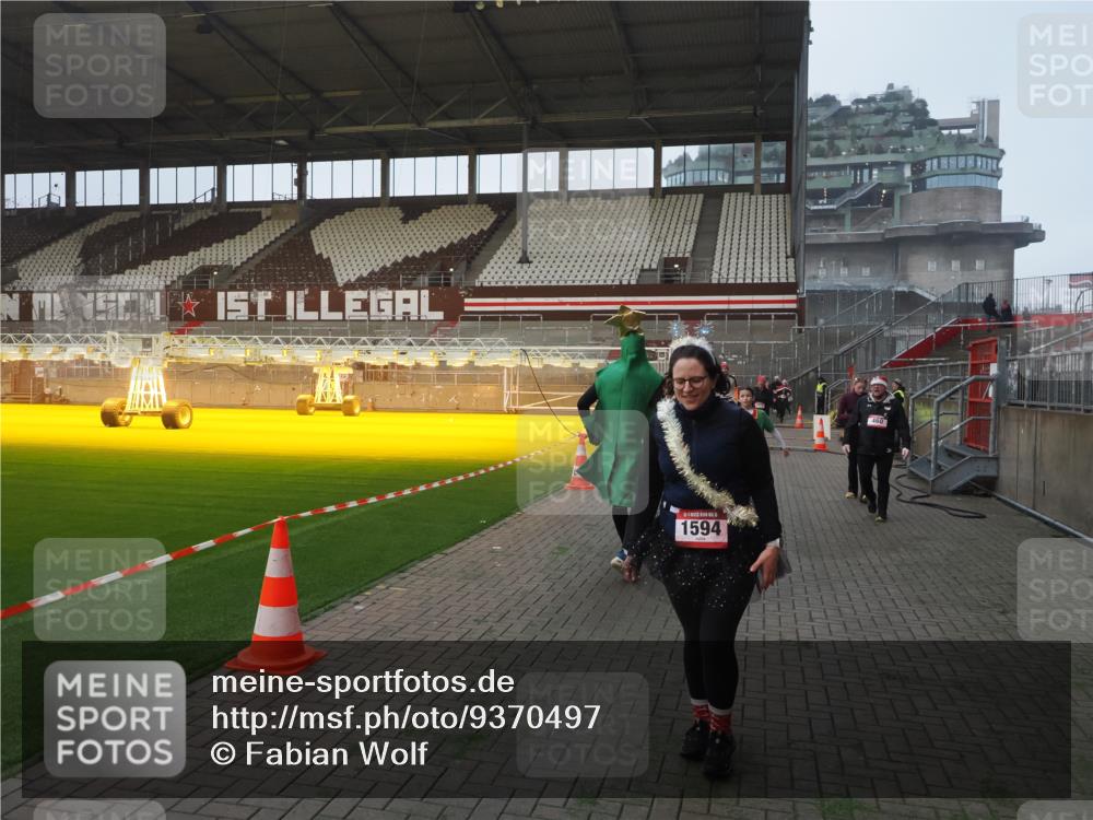 07.12.2025 - St. Pauli X-Mass-Run No. 15 Fabian Wolf http://msf.ph/oto/9370497 07.12.2025 10:03:17 Ziel 177, 460, 956, 963, 965, 1118, 1594, 2682, 2973, 2975 meine-sportfotos.de