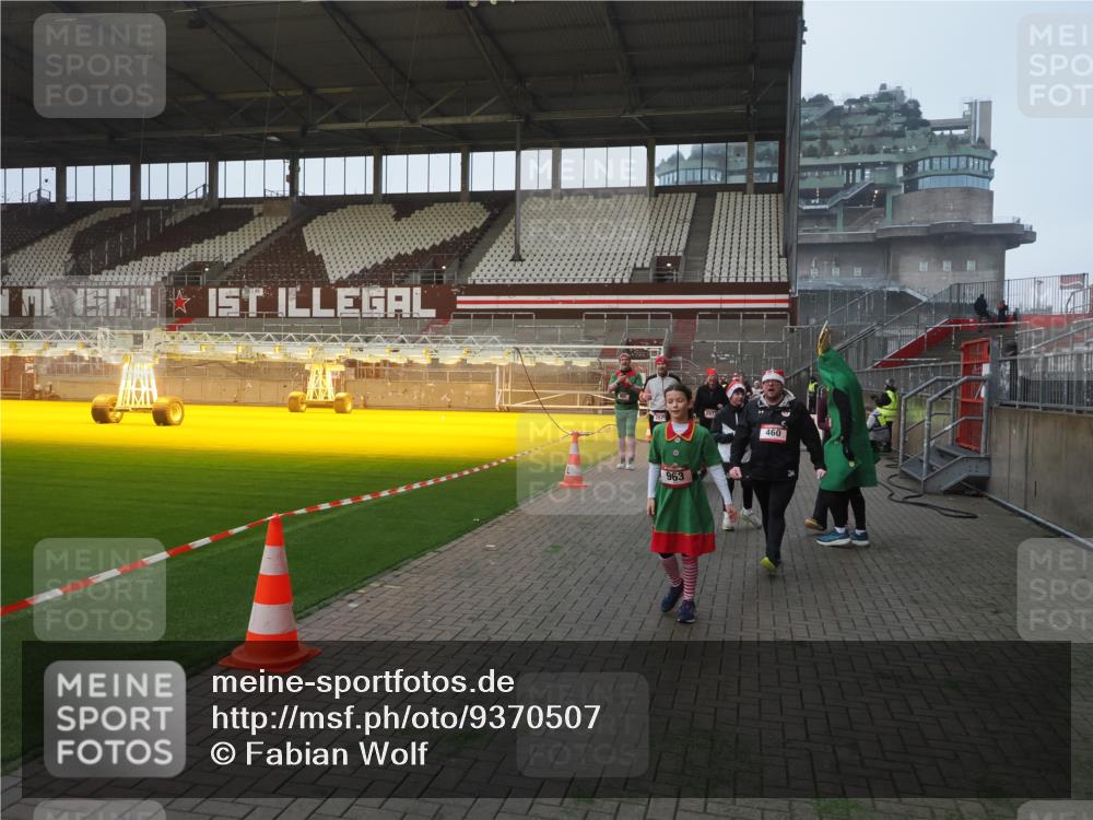 07.12.2025 - St. Pauli X-Mass-Run No. 15 Fabian Wolf http://msf.ph/oto/9370507 07.12.2025 10:03:19 Ziel 177, 460, 963, 965, 1118, 1594, 2682, 2973, 2975 meine-sportfotos.de