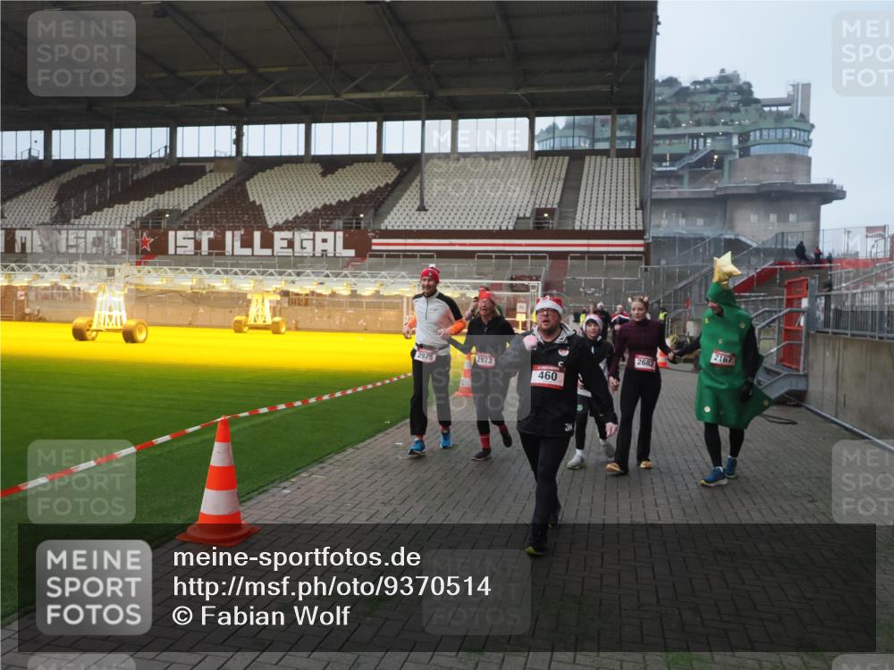 07.12.2025 - St. Pauli X-Mass-Run No. 15 Fabian Wolf http://msf.ph/oto/9370514 07.12.2025 10:03:22 Ziel 460, 963, 965, 1118, 1484, 1486, 1594, 2682, 2973, 2975, 4193, 4239 meine-sportfotos.de