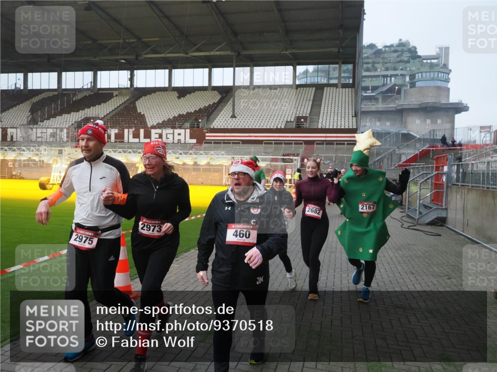 07.12.2025 - St. Pauli X-Mass-Run No. 15 Fabian Wolf http://msf.ph/oto/9370518 07.12.2025 10:03:23 Ziel 460, 963, 965, 1118, 1484, 1486, 1594, 2682, 2973, 2975, 4193, 4239 meine-sportfotos.de