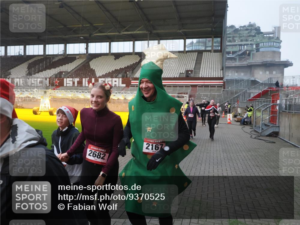 07.12.2025 - St. Pauli X-Mass-Run No. 15 Fabian Wolf http://msf.ph/oto/9370525 07.12.2025 10:03:25 Ziel 460, 963, 965, 984, 1484, 1486, 1594, 2682, 2973, 2975, 4193, 4239 meine-sportfotos.de