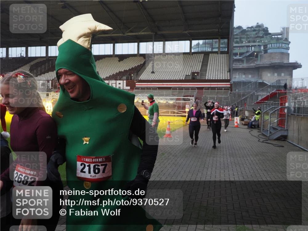 07.12.2025 - St. Pauli X-Mass-Run No. 15 Fabian Wolf http://msf.ph/oto/9370527 07.12.2025 10:03:25 Ziel 460, 963, 965, 984, 1484, 1486, 1594, 2682, 2973, 2975, 4193, 4239 meine-sportfotos.de