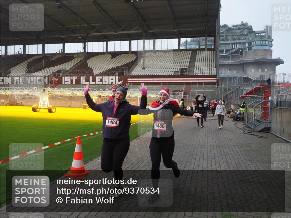 07.12.2025 - St. Pauli X-Mass-Run No. 15 Fabian Wolf http://msf.ph/oto/9370534 07.12.2025 10:03:27 Ziel 358, 460, 963, 965, 984, 1484, 1486, 1888, 2682, 2973, 2975, 4193, 4239 meine-sportfotos.de