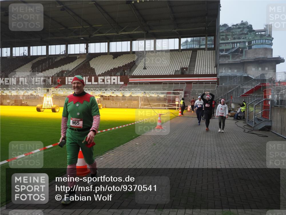 07.12.2025 - St. Pauli X-Mass-Run No. 15 Fabian Wolf http://msf.ph/oto/9370541 07.12.2025 10:03:29 Ziel 358, 460, 965, 984, 1023, 1484, 1486, 1888, 2682, 2973, 2975, 4193, 4239 meine-sportfotos.de