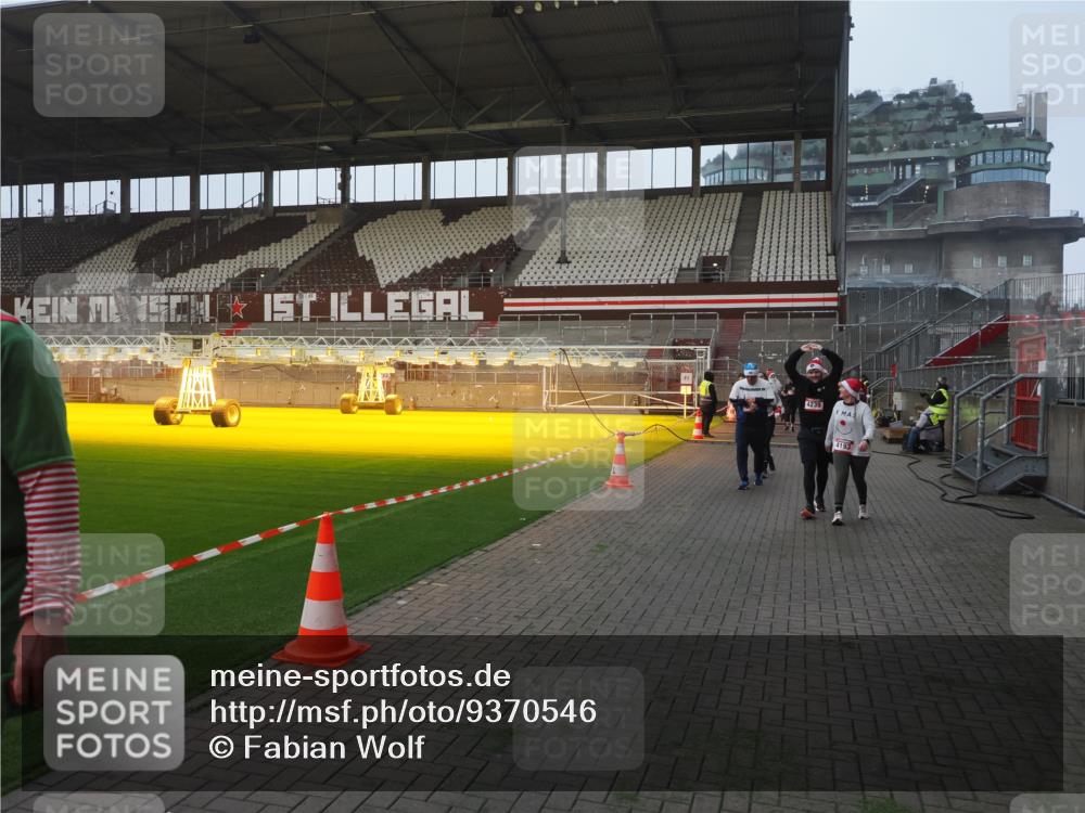 07.12.2025 - St. Pauli X-Mass-Run No. 15 Fabian Wolf http://msf.ph/oto/9370546 07.12.2025 10:03:30 Ziel 358, 940, 965, 984, 1023, 1484, 1486, 1888, 2973, 2975, 3334, 4193, 4239, 4660, 4680 meine-sportfotos.de