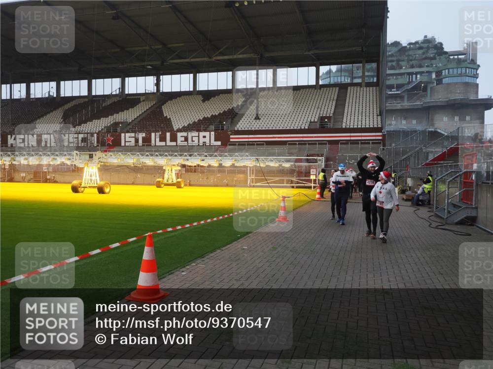 07.12.2025 - St. Pauli X-Mass-Run No. 15 Fabian Wolf http://msf.ph/oto/9370547 07.12.2025 10:03:31 Ziel 214, 358, 940, 984, 1023, 1263, 1264, 1484, 1486, 1888, 2973, 2975, 3334, 4193, 4239, 4660, 4667, 4680 meine-sportfotos.de