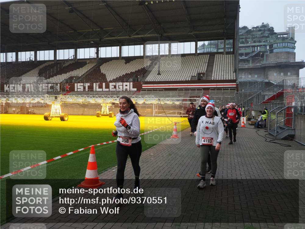 07.12.2025 - St. Pauli X-Mass-Run No. 15 Fabian Wolf http://msf.ph/oto/9370551 07.12.2025 10:03:34 Ziel 213, 214, 358, 940, 984, 1023, 1263, 1264, 1484, 1486, 1506, 1888, 2380, 2973, 2975, 3334, 4193, 4239, 4660, 4667, 4679, 4680 meine-sportfotos.de