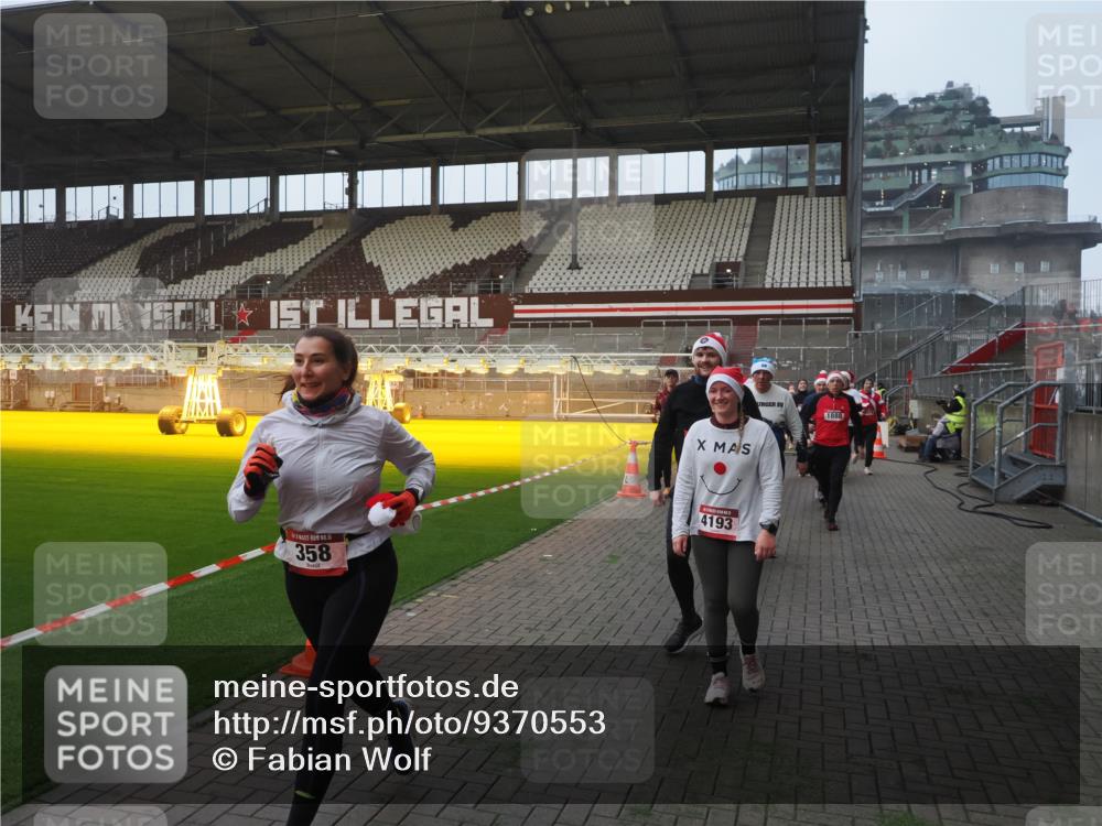 07.12.2025 - St. Pauli X-Mass-Run No. 15 Fabian Wolf http://msf.ph/oto/9370553 07.12.2025 10:03:35 Ziel 213, 214, 358, 940, 984, 1023, 1263, 1264, 1484, 1486, 1506, 1888, 2002, 2380, 3334, 4193, 4239, 4660, 4667, 4679, 4680 meine-sportfotos.de