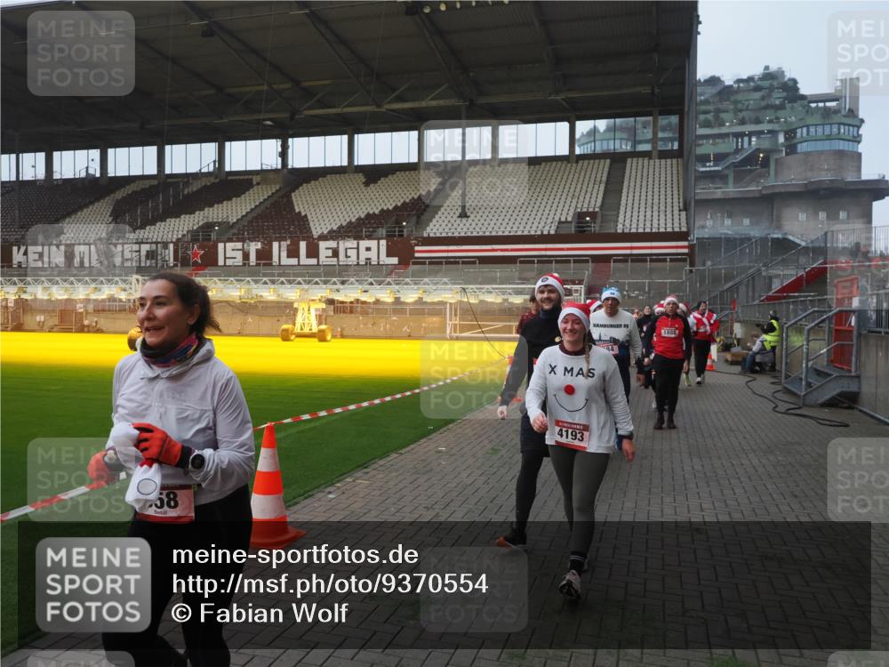 07.12.2025 - St. Pauli X-Mass-Run No. 15 Fabian Wolf http://msf.ph/oto/9370554 07.12.2025 10:03:35 Ziel 213, 214, 358, 940, 984, 1023, 1263, 1264, 1484, 1486, 1506, 1888, 2002, 2380, 3334, 4193, 4239, 4660, 4667, 4679, 4680 meine-sportfotos.de