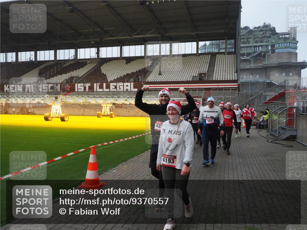 07.12.2025 - St. Pauli X-Mass-Run No. 15 Fabian Wolf http://msf.ph/oto/9370557 07.12.2025 10:03:36 Ziel 213, 214, 358, 940, 984, 1023, 1263, 1264, 1484, 1486, 1506, 1888, 2002, 2380, 3334, 4193, 4239, 4660, 4667, 4679, 4680 meine-sportfotos.de