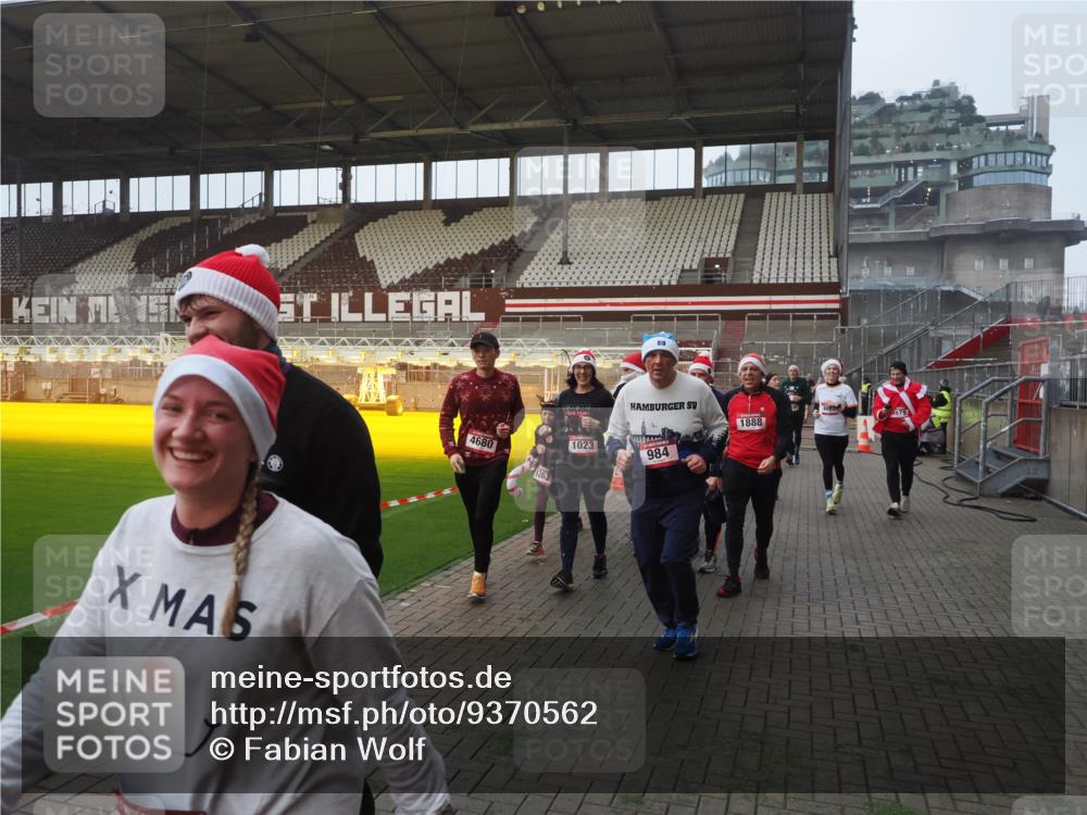 07.12.2025 - St. Pauli X-Mass-Run No. 15 Fabian Wolf http://msf.ph/oto/9370562 07.12.2025 10:03:37 Ziel 185, 213, 214, 358, 940, 984, 1023, 1263, 1264, 1484, 1486, 1506, 1888, 2002, 2366, 2380, 3334, 3734, 4193, 4239, 4660, 4667, 4679, 4680 meine-sportfotos.de