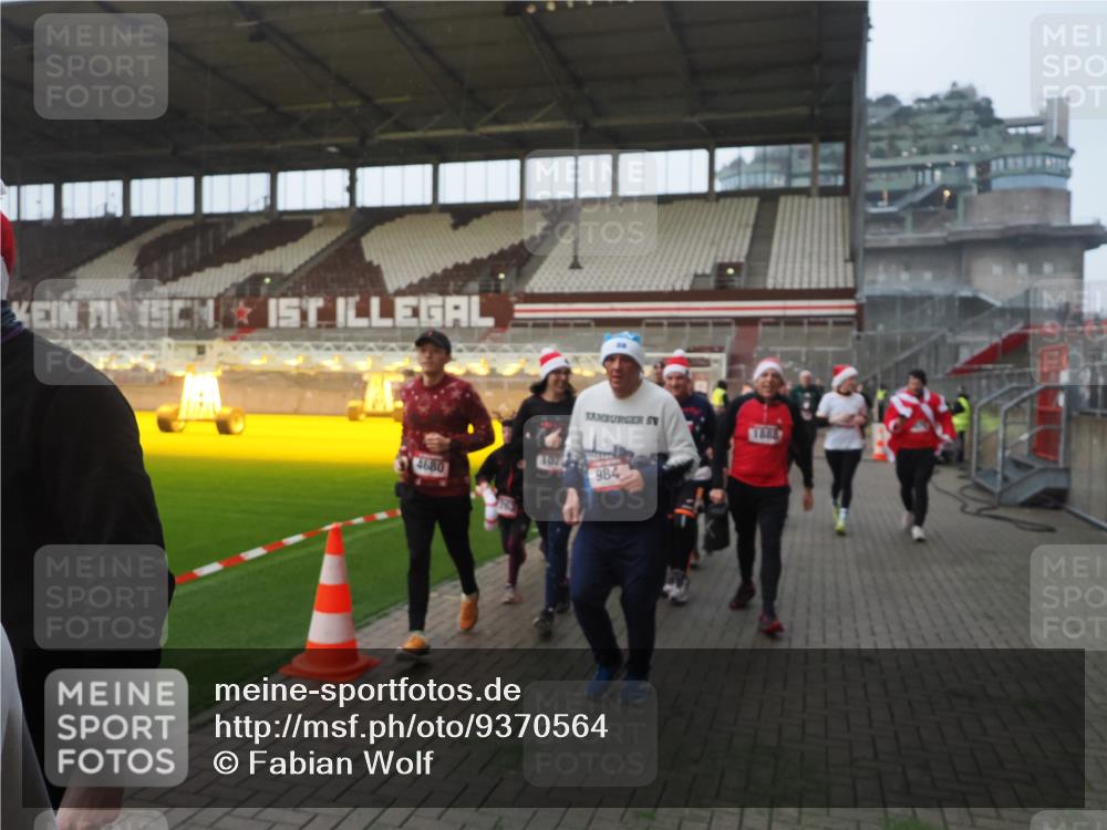 07.12.2025 - St. Pauli X-Mass-Run No. 15 Fabian Wolf http://msf.ph/oto/9370564 07.12.2025 10:03:37 Ziel 185, 213, 214, 358, 940, 984, 1023, 1263, 1264, 1484, 1486, 1506, 1888, 2002, 2366, 2380, 3334, 3734, 4193, 4239, 4660, 4667, 4679, 4680 meine-sportfotos.de