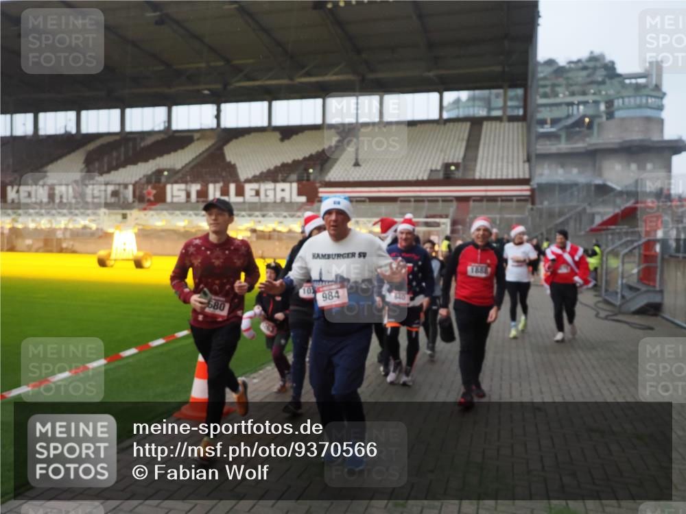 07.12.2025 - St. Pauli X-Mass-Run No. 15 Fabian Wolf http://msf.ph/oto/9370566 07.12.2025 10:03:38 Ziel 185, 213, 214, 358, 940, 984, 1023, 1263, 1264, 1484, 1486, 1506, 1888, 2002, 2366, 2380, 3334, 3734, 4193, 4239, 4660, 4667, 4679, 4680 meine-sportfotos.de