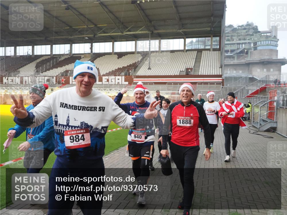 07.12.2025 - St. Pauli X-Mass-Run No. 15 Fabian Wolf http://msf.ph/oto/9370573 07.12.2025 10:03:39 Ziel 185, 213, 214, 358, 399, 940, 984, 1023, 1263, 1264, 1394, 1484, 1486, 1506, 1888, 2002, 2366, 2380, 3334, 3734, 4193, 4239, 4660, 4667, 4679, 4680 meine-sportfotos.de