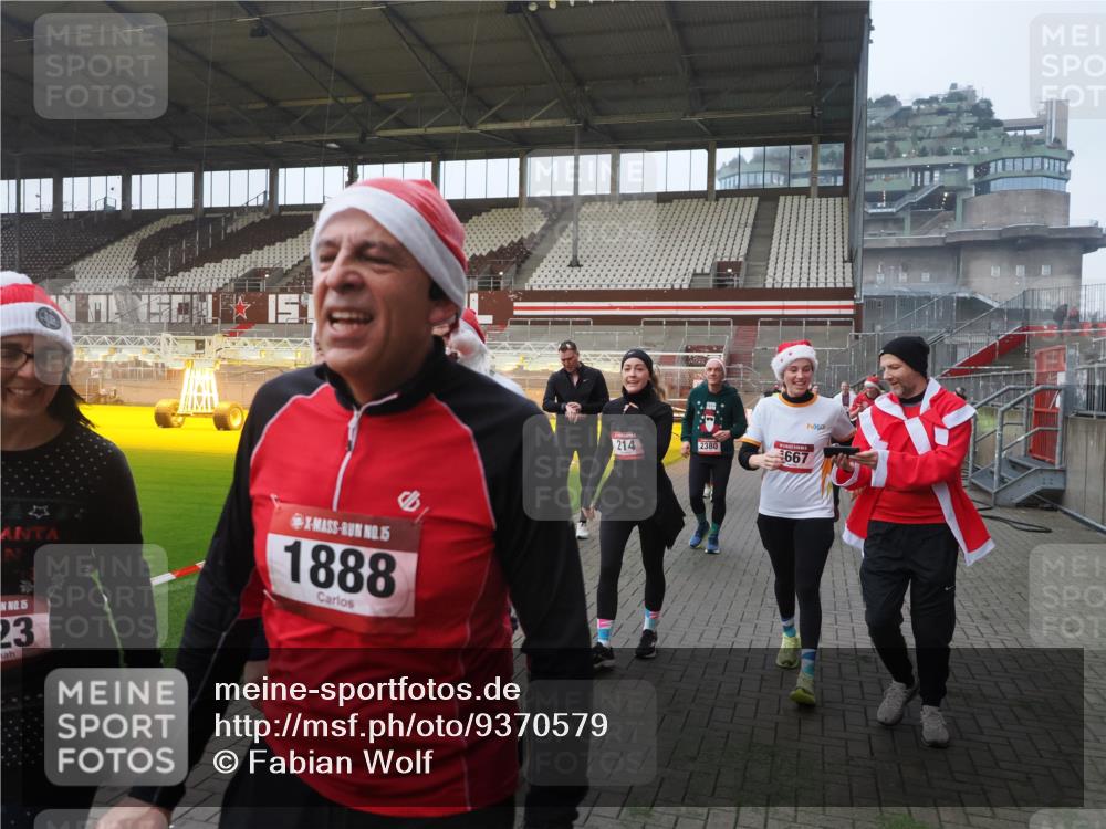 07.12.2025 - St. Pauli X-Mass-Run No. 15 Fabian Wolf http://msf.ph/oto/9370579 07.12.2025 10:03:40 Ziel 185, 213, 214, 358, 399, 940, 984, 1023, 1263, 1264, 1307, 1394, 1425, 1484, 1486, 1506, 1888, 2002, 2366, 2380, 3334, 3734, 4193, 4239, 4660, 4667, 4679, 4680 meine-sportfotos.de