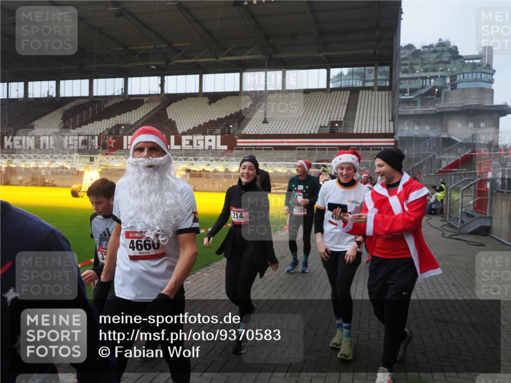 07.12.2025 - St. Pauli X-Mass-Run No. 15 Fabian Wolf http://msf.ph/oto/9370583 07.12.2025 10:03:41 Ziel 185, 213, 214, 358, 399, 940, 984, 1023, 1263, 1264, 1307, 1394, 1425, 1506, 1888, 2002, 2366, 2380, 3334, 3734, 4193, 4239, 4660, 4667, 4679, 4680 meine-sportfotos.de