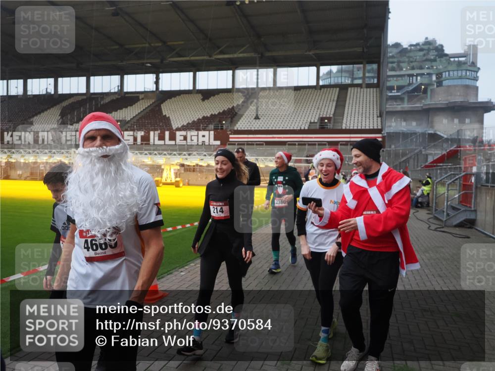 07.12.2025 - St. Pauli X-Mass-Run No. 15 Fabian Wolf http://msf.ph/oto/9370584 07.12.2025 10:03:41 Ziel 185, 213, 214, 358, 399, 940, 984, 1023, 1263, 1264, 1307, 1394, 1425, 1506, 1888, 2002, 2366, 2380, 3334, 3734, 4193, 4239, 4660, 4667, 4679, 4680 meine-sportfotos.de