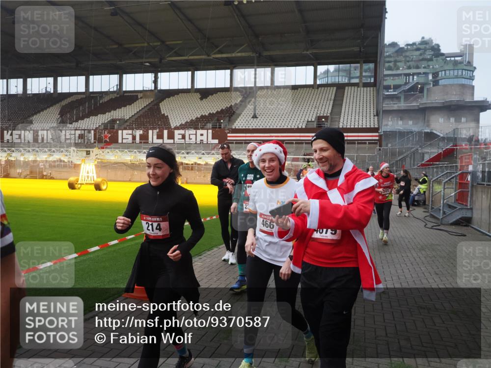 07.12.2025 - St. Pauli X-Mass-Run No. 15 Fabian Wolf http://msf.ph/oto/9370587 07.12.2025 10:03:42 Ziel 185, 213, 214, 358, 399, 940, 984, 1023, 1263, 1264, 1307, 1394, 1425, 1506, 1888, 2002, 2366, 2380, 3334, 3734, 4660, 4667, 4679, 4680 meine-sportfotos.de