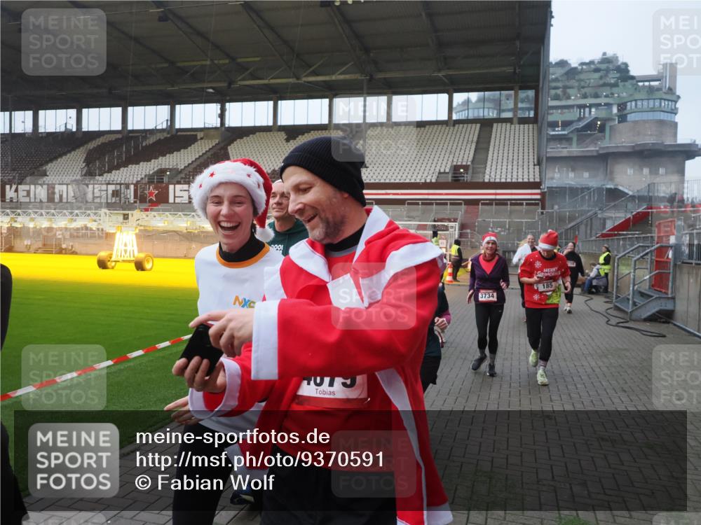 07.12.2025 - St. Pauli X-Mass-Run No. 15 Fabian Wolf http://msf.ph/oto/9370591 07.12.2025 10:03:43 Ziel 185, 213, 214, 358, 399, 940, 984, 1023, 1263, 1264, 1307, 1394, 1425, 1506, 1888, 2002, 2366, 2380, 3334, 3734, 4660, 4667, 4679, 4680 meine-sportfotos.de