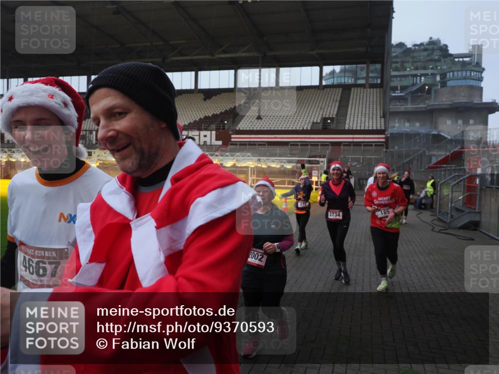 07.12.2025 - St. Pauli X-Mass-Run No. 15 Fabian Wolf http://msf.ph/oto/9370593 07.12.2025 10:03:43 Ziel 185, 213, 214, 358, 399, 940, 984, 1023, 1263, 1264, 1307, 1394, 1425, 1506, 1888, 2002, 2366, 2380, 3334, 3734, 4660, 4667, 4679, 4680 meine-sportfotos.de