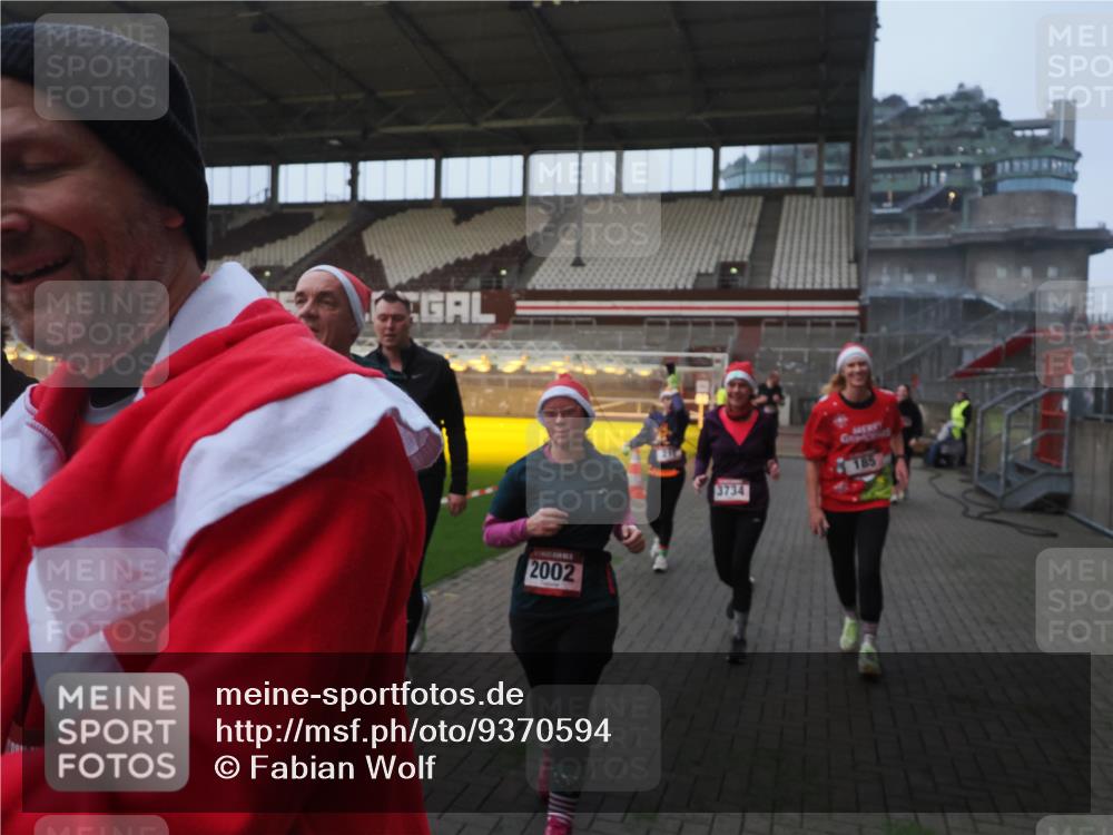 07.12.2025 - St. Pauli X-Mass-Run No. 15 Fabian Wolf http://msf.ph/oto/9370594 07.12.2025 10:03:44 Ziel 185, 213, 214, 358, 399, 940, 984, 1023, 1263, 1264, 1307, 1394, 1425, 1506, 1888, 2002, 2366, 2380, 3334, 3734, 4660, 4667, 4679, 4680 meine-sportfotos.de