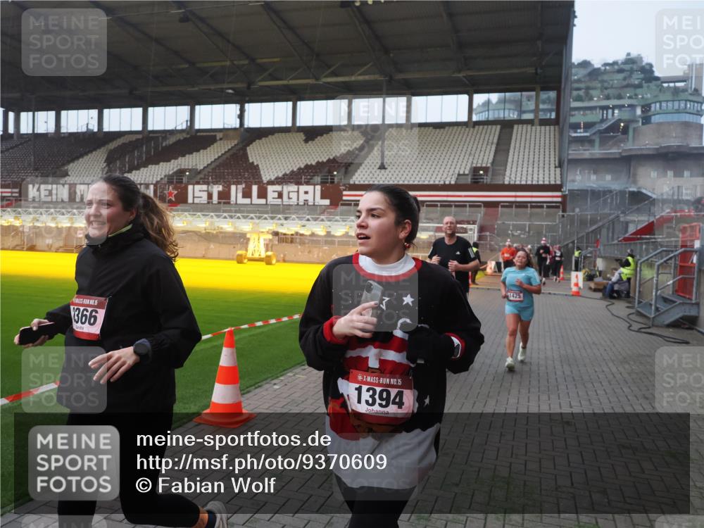 07.12.2025 - St. Pauli X-Mass-Run No. 15 Fabian Wolf http://msf.ph/oto/9370609 07.12.2025 10:03:48 Ziel 185, 213, 214, 399, 940, 1023, 1263, 1264, 1307, 1394, 1425, 1506, 2002, 2366, 2380, 3334, 3337, 3734, 4151, 4660, 4667, 4679, 4680 meine-sportfotos.de