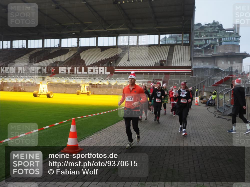 07.12.2025 - St. Pauli X-Mass-Run No. 15 Fabian Wolf http://msf.ph/oto/9370615 07.12.2025 10:03:57 Ziel 185, 399, 626, 628, 709, 1027, 1028, 1307, 1394, 1425, 1906, 2110, 2112, 2366, 3198, 3337, 3340, 3359, 3519, 3734, 4151 meine-sportfotos.de