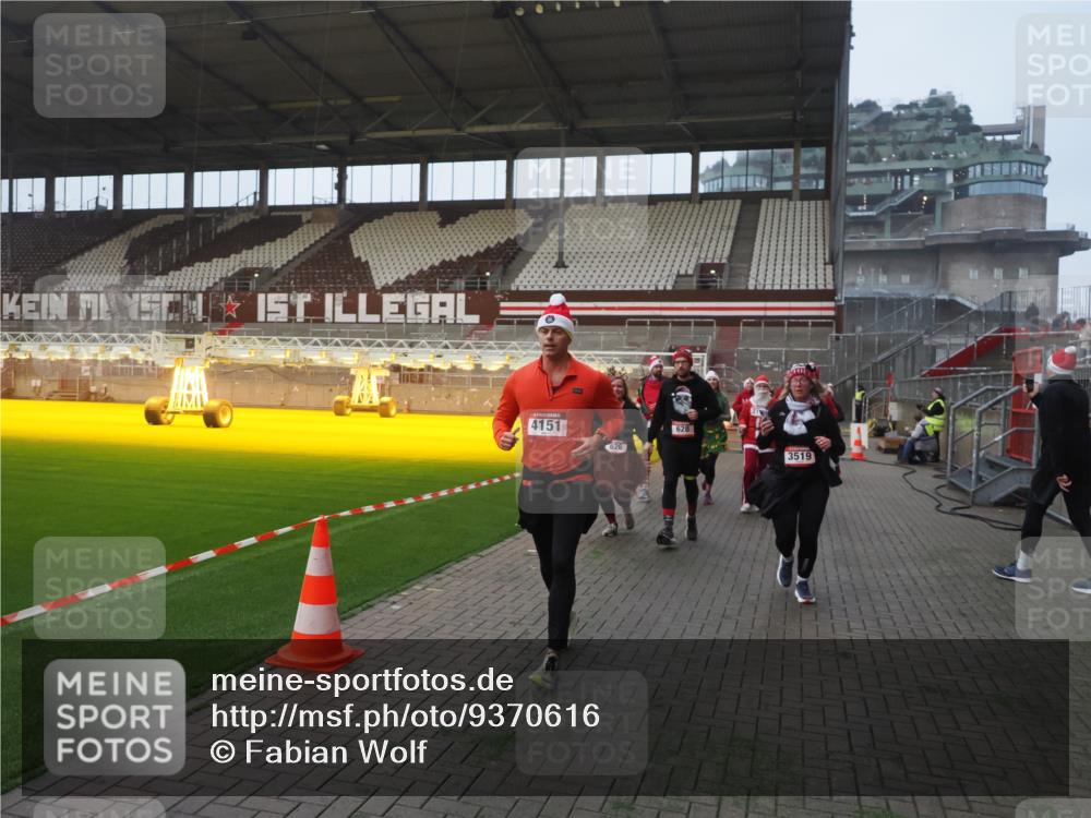 07.12.2025 - St. Pauli X-Mass-Run No. 15 Fabian Wolf http://msf.ph/oto/9370616 07.12.2025 10:03:57 Ziel 185, 399, 626, 628, 709, 1027, 1028, 1307, 1394, 1425, 1906, 2110, 2112, 2366, 3198, 3337, 3340, 3359, 3519, 3734, 4151 meine-sportfotos.de