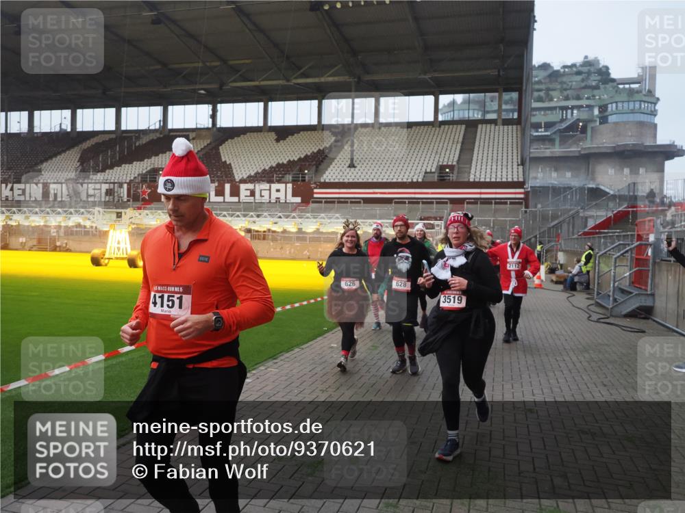 07.12.2025 - St. Pauli X-Mass-Run No. 15 Fabian Wolf http://msf.ph/oto/9370621 07.12.2025 10:03:58 Ziel 399, 626, 628, 709, 1027, 1028, 1307, 1394, 1425, 1906, 2110, 2112, 3198, 3337, 3340, 3359, 3519, 4151 meine-sportfotos.de
