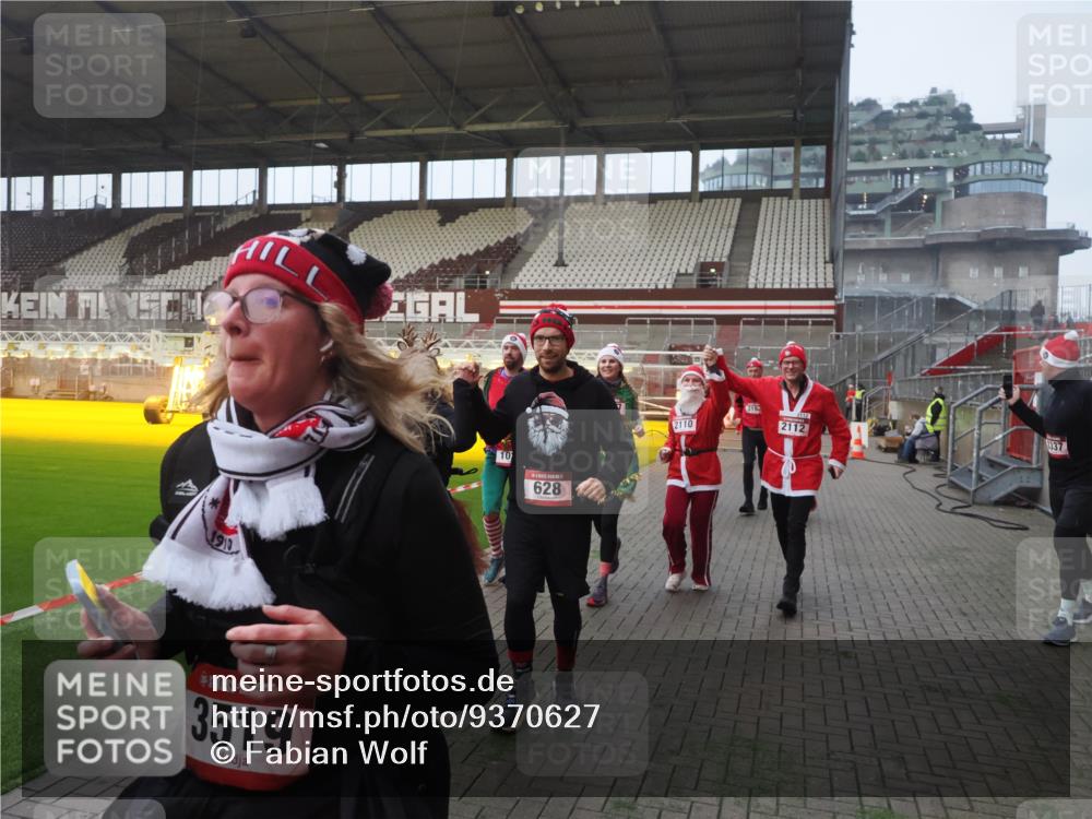07.12.2025 - St. Pauli X-Mass-Run No. 15 Fabian Wolf http://msf.ph/oto/9370627 07.12.2025 10:03:59 Ziel 399, 626, 628, 709, 1027, 1028, 1307, 1394, 1425, 1906, 2110, 2112, 3198, 3337, 3340, 3359, 3519, 4151 meine-sportfotos.de
