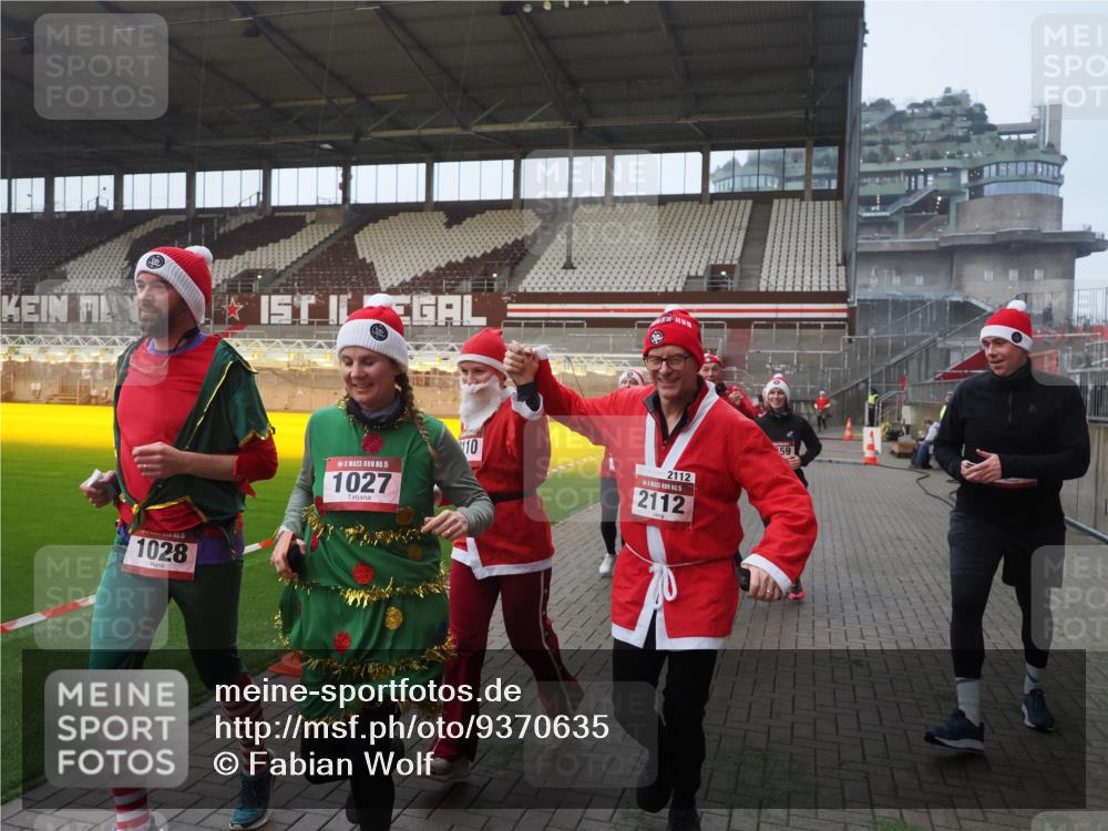 07.12.2025 - St. Pauli X-Mass-Run No. 15 Fabian Wolf http://msf.ph/oto/9370635 07.12.2025 10:04:01 Ziel 626, 628, 709, 1027, 1028, 1906, 2110, 2112, 3198, 3337, 3340, 3359, 3519, 4151 meine-sportfotos.de