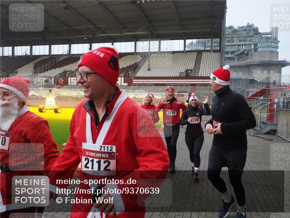 07.12.2025 - St. Pauli X-Mass-Run No. 15 Fabian Wolf http://msf.ph/oto/9370639 07.12.2025 10:04:01 Ziel 626, 628, 709, 1027, 1028, 1906, 2110, 2112, 3198, 3337, 3340, 3359, 3519, 4151 meine-sportfotos.de