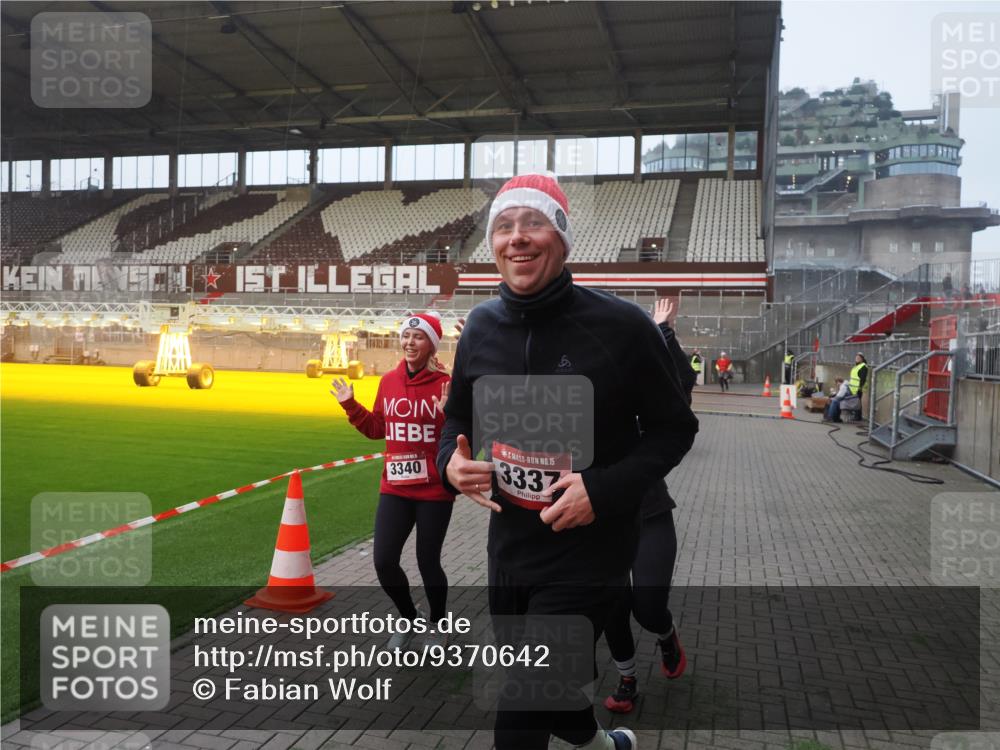 07.12.2025 - St. Pauli X-Mass-Run No. 15 Fabian Wolf http://msf.ph/oto/9370642 07.12.2025 10:04:02 Ziel 626, 628, 709, 1027, 1028, 1906, 2110, 2112, 3198, 3337, 3340, 3359, 3519, 4151 meine-sportfotos.de