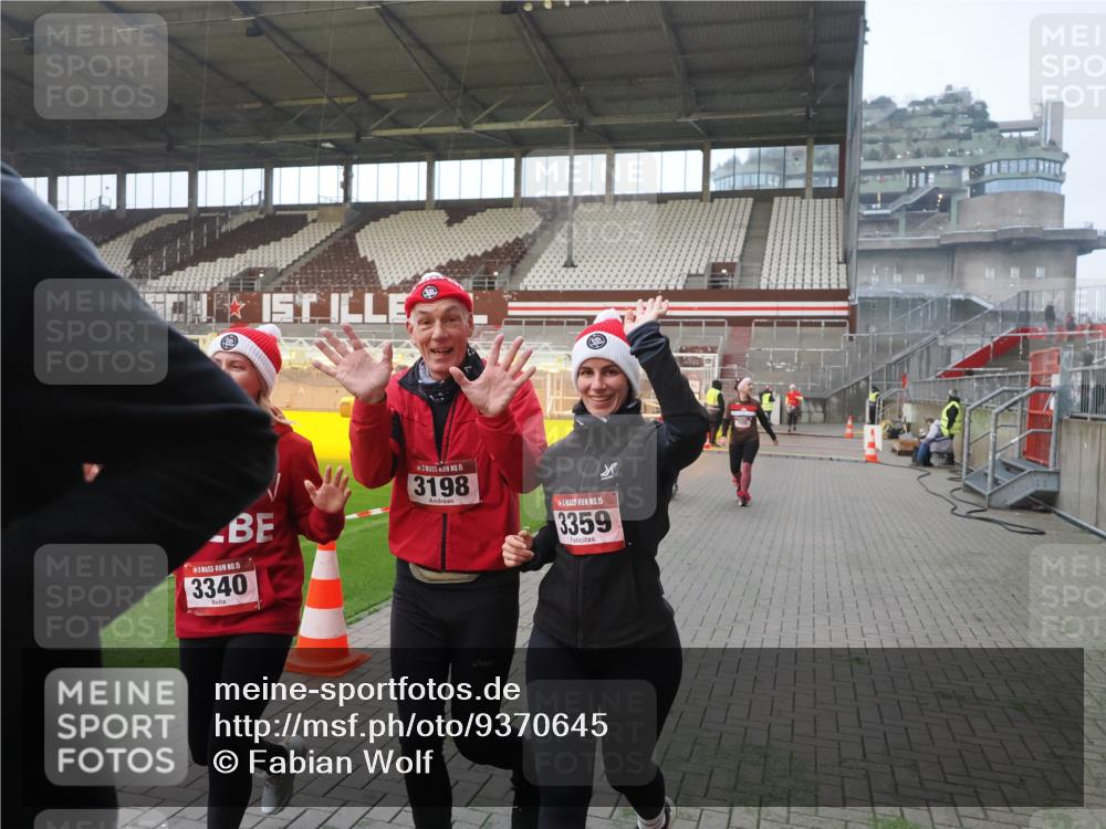 07.12.2025 - St. Pauli X-Mass-Run No. 15 Fabian Wolf http://msf.ph/oto/9370645 07.12.2025 10:04:03 Ziel 626, 628, 709, 1027, 1028, 1906, 2110, 2112, 3198, 3337, 3340, 3359, 3519, 4151 meine-sportfotos.de