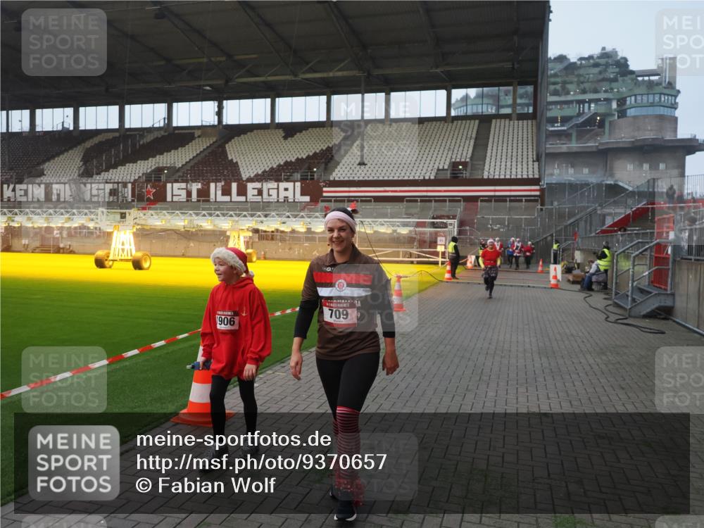 07.12.2025 - St. Pauli X-Mass-Run No. 15 Fabian Wolf http://msf.ph/oto/9370657 07.12.2025 10:04:08 Ziel 626, 628, 709, 1027, 1028, 1906, 2110, 2112, 3198, 3337, 3340, 3359, 3519, 4151 meine-sportfotos.de