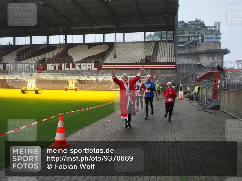 07.12.2025 - St. Pauli X-Mass-Run No. 15 Fabian Wolf http://msf.ph/oto/9370669 07.12.2025 10:04:17 Ziel 113, 1291, 1302, 1712, 1738, 2454, 3188 meine-sportfotos.de
