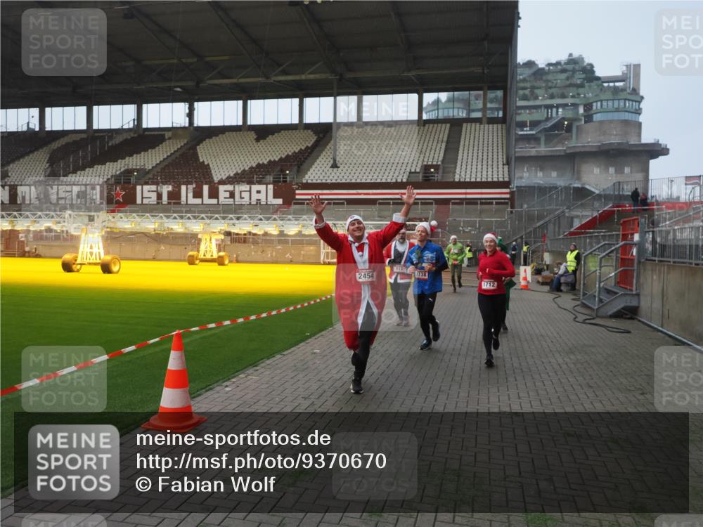 07.12.2025 - St. Pauli X-Mass-Run No. 15 Fabian Wolf http://msf.ph/oto/9370670 07.12.2025 10:04:18 Ziel 113, 1291, 1302, 1712, 1738, 2454, 3188, 4673 meine-sportfotos.de