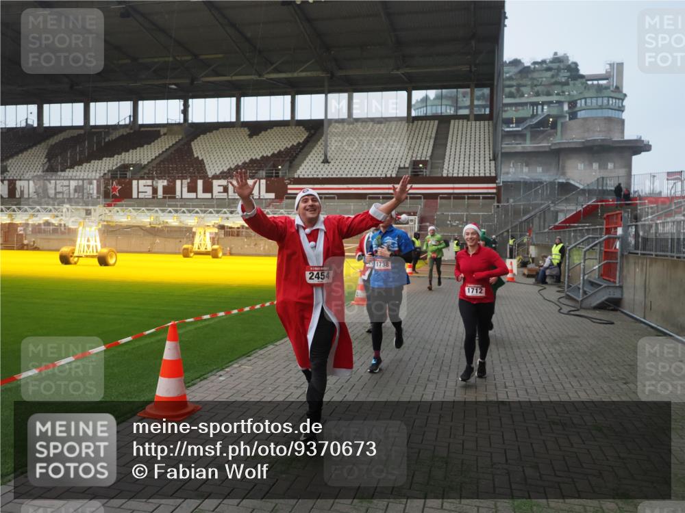07.12.2025 - St. Pauli X-Mass-Run No. 15 Fabian Wolf http://msf.ph/oto/9370673 07.12.2025 10:04:18 Ziel 113, 1291, 1302, 1712, 1738, 2454, 3188, 4673 meine-sportfotos.de