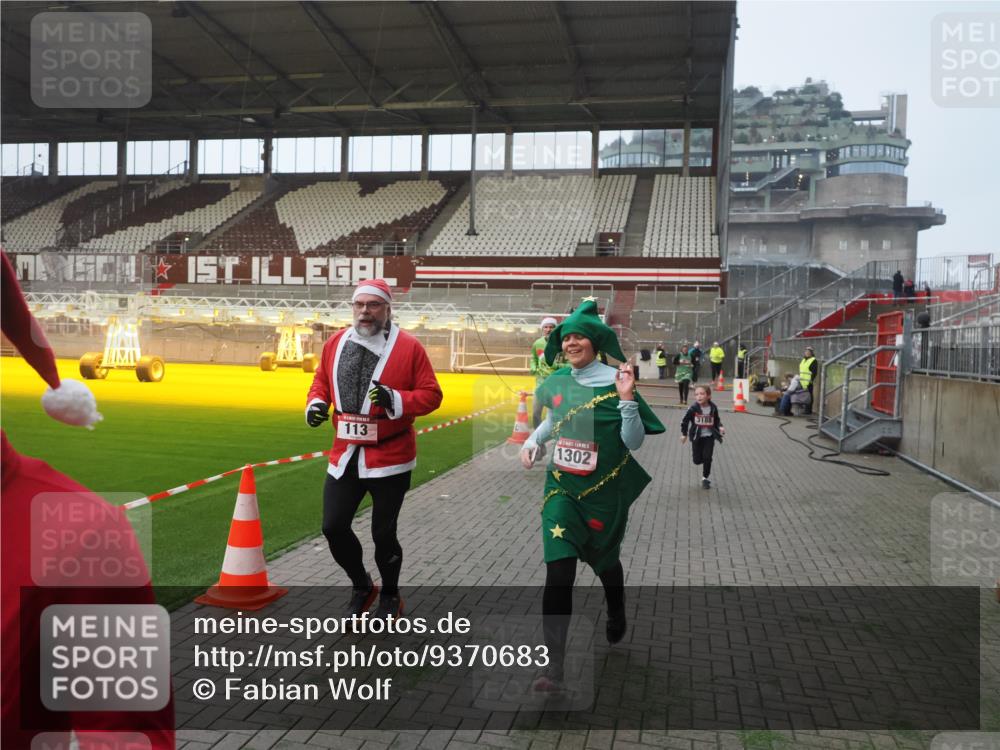 07.12.2025 - St. Pauli X-Mass-Run No. 15 Fabian Wolf http://msf.ph/oto/9370683 07.12.2025 10:04:20 Ziel 113, 1291, 1302, 1712, 1738, 2454, 3188, 4673 meine-sportfotos.de