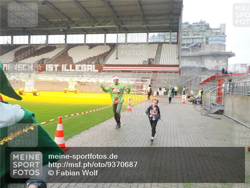 07.12.2025 - St. Pauli X-Mass-Run No. 15 Fabian Wolf http://msf.ph/oto/9370687 07.12.2025 10:04:21 Ziel 113, 1291, 1302, 1712, 1738, 2454, 3188, 4673 meine-sportfotos.de