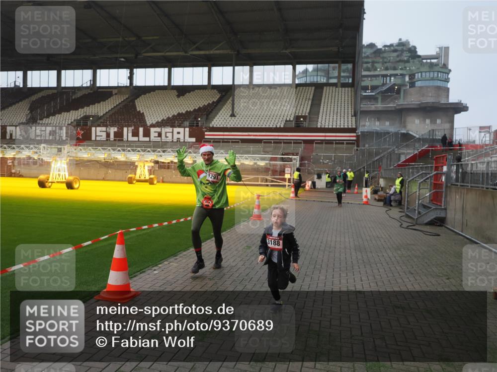 07.12.2025 - St. Pauli X-Mass-Run No. 15 Fabian Wolf http://msf.ph/oto/9370689 07.12.2025 10:04:22 Ziel 113, 1291, 1302, 1712, 1738, 1871, 2454, 3188, 4673 meine-sportfotos.de